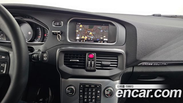 Volvo V40 Cross Country D3 2019 — фото 14