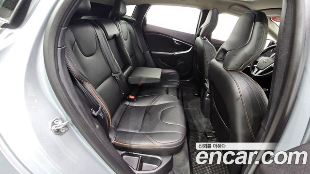 Volvo V40 Cross Country D3 2019 — фото 18