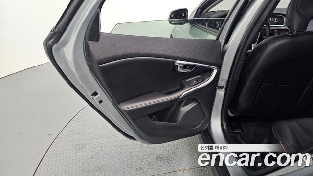Volvo V40 Cross Country D3 2019 — фото 25
