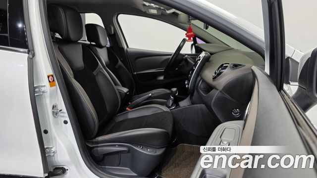 Renault Korea Clio Intens 2018 — фото 11