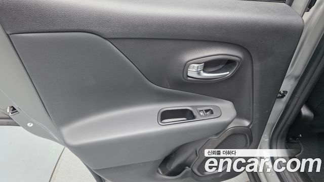 Jeep Renegade 1.3 Longitude 2022 — фото 31