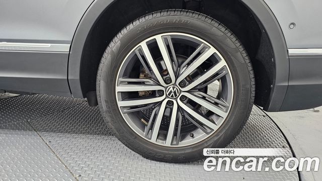 Volkswagen Tiguan Allspace 2.0 TSI Prestige 2023 — фото 21