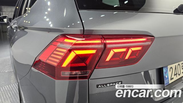 Volkswagen Tiguan Allspace 2.0 TSI Prestige 2023 — фото 23