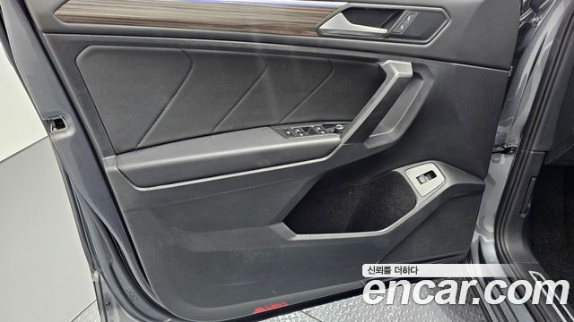 Volkswagen Tiguan Allspace 2.0 TSI Prestige 2023 — фото 24