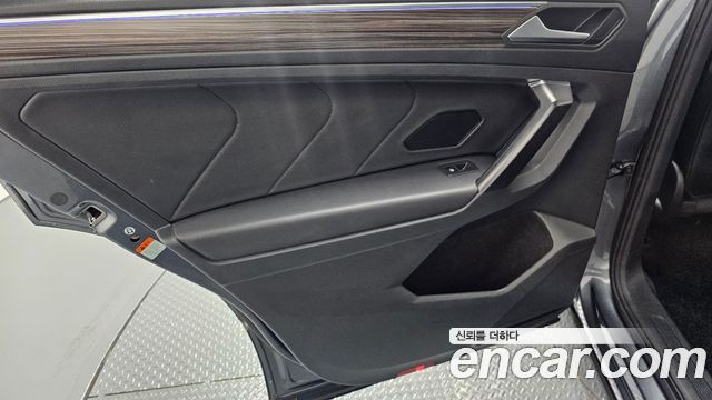 Volkswagen Tiguan Allspace 2.0 TSI Prestige 2023 — фото 25