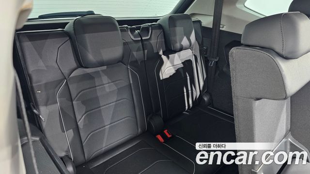 Volkswagen Tiguan Allspace 2.0 TSI Prestige 2023 — фото 29
