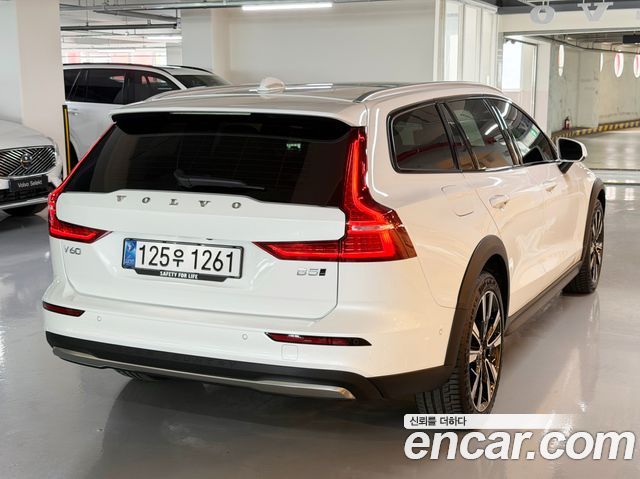 Volvo V60 Cross Country (II) B5 Ultra AWD 2025 — фото 2