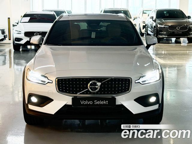 Volvo V60 Cross Country (II) B5 Ultra AWD 2025 — фото 3