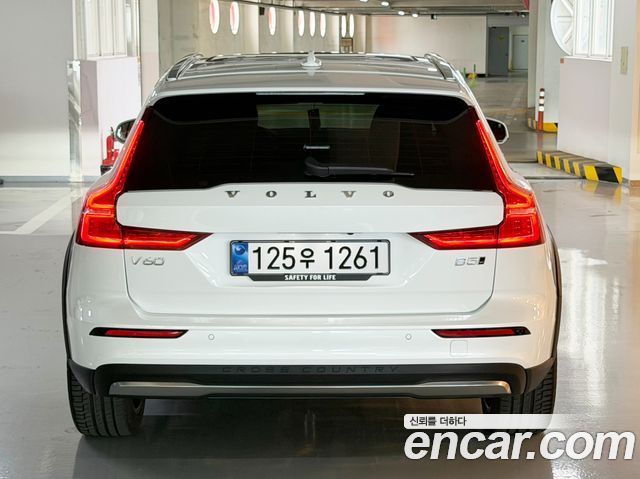 Volvo V60 Cross Country (II) B5 Ultra AWD 2025 — фото 4