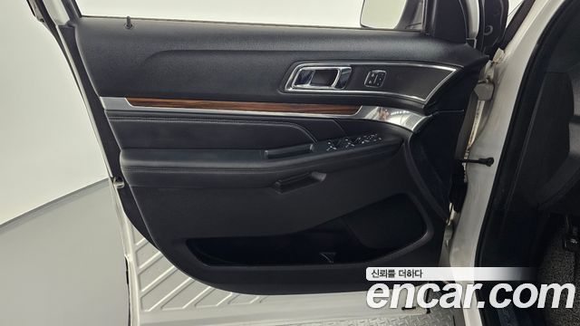 Ford Explorer 2.3 Limited 4WD 5th 2019 — фото 24