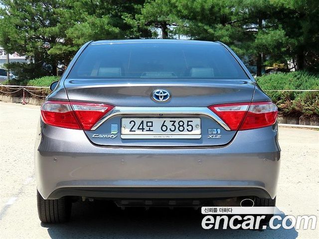 Toyota Camry Hybrid XLE 2017 — фото 4