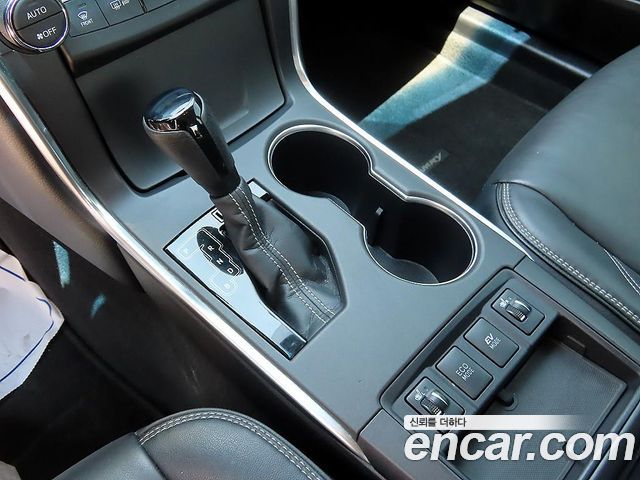 Toyota Camry Hybrid XLE 2017 — фото 10