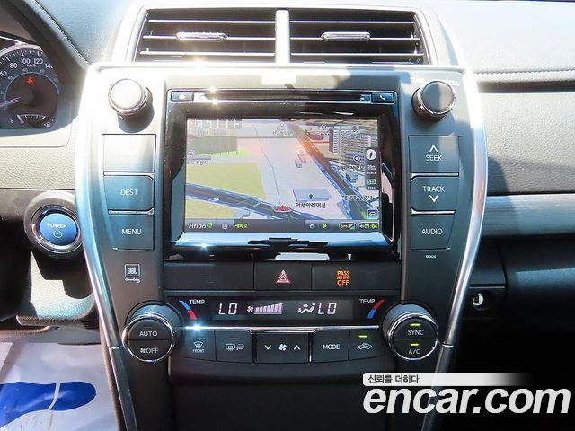 Toyota Camry Hybrid XLE 2017 — фото 18