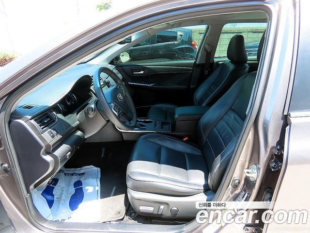 Toyota Camry Hybrid XLE 2017 — фото 23