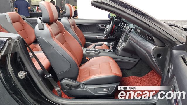 Ford Mustang Convertible 2017 — фото 11