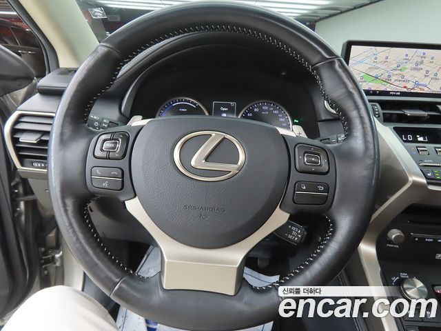 Lexus NX300h Executive 2018 — фото 8