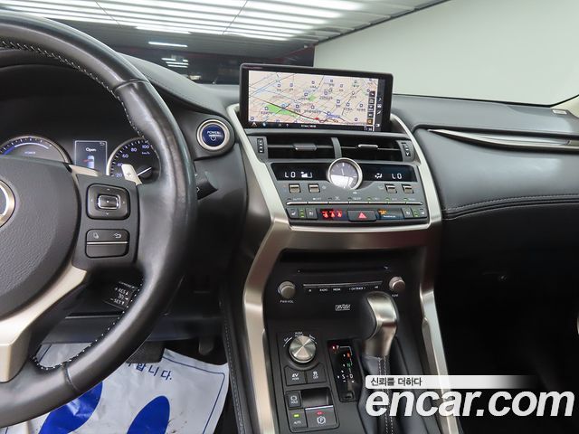 Lexus NX300h Executive 2018 — фото 10