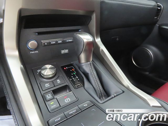 Lexus NX300h Executive 2018 — фото 15