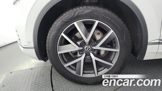 Volkswagen Touareg (III) 3.0 TDI Prestige 2023 — фото 5