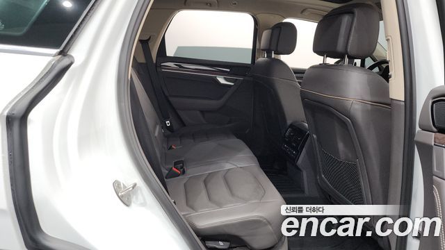 Volkswagen Touareg (III) 3.0 TDI Prestige 2023 — фото 12