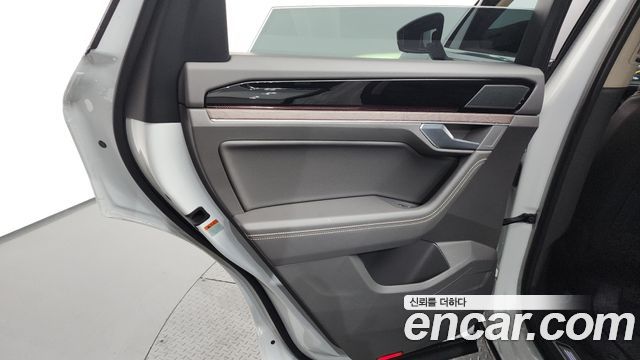 Volkswagen Touareg (III) 3.0 TDI Prestige 2023 — фото 25