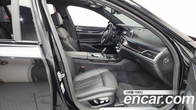 BMW 7 Series (G11) M760Li xDrive 2018 — фото 11