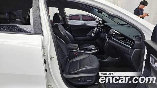 Kia Niro Plus Air 2023 — фото 11