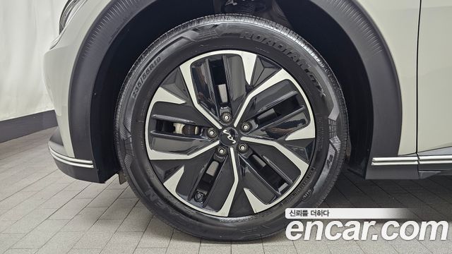 Kia EV6 Long Range Light 2023 — фото 5