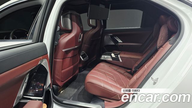 BMW 7 Series (G70) 740i sDrive Design Pure Excellence Individual 2023 — фото 11