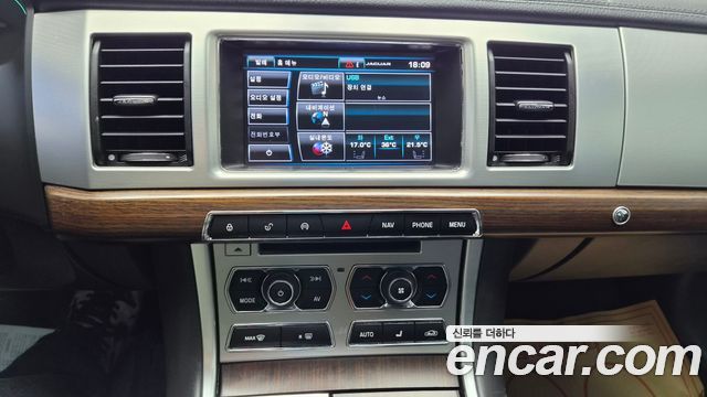 Jaguar XF 2.2D Luxury X250 2015 — фото 24