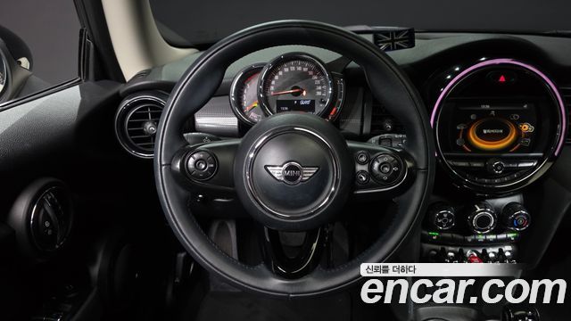 MINI Cooper D Standard 3rd 2018 — фото 17