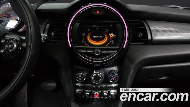 MINI Cooper D Standard 3rd 2018 — фото 18