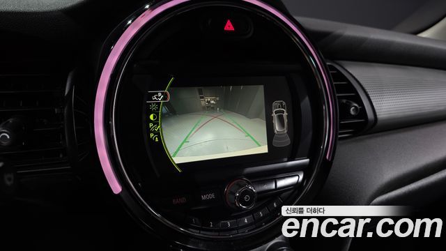 MINI Cooper D Standard 3rd 2018 — фото 19