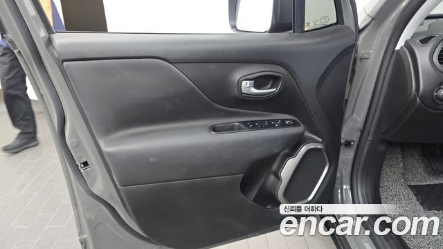 Jeep Renegade 1.3 Longitude 2022 — фото 24