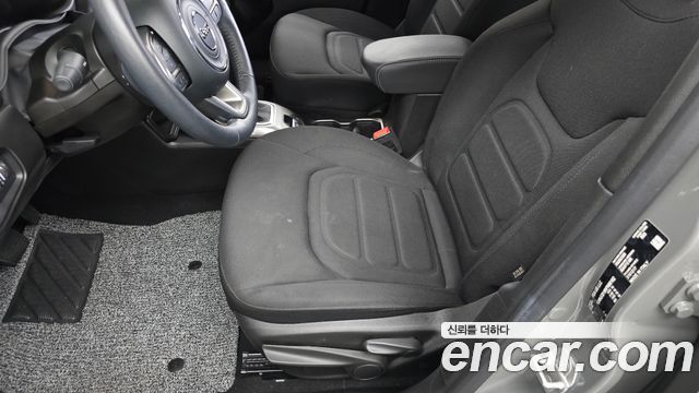 Jeep Renegade 1.3 Longitude 2022 — фото 27