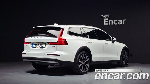 Volvo V60 Cross Country (II) B5 Ultra AWD 2025 — фото 2