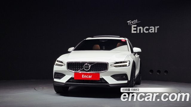 Volvo V60 Cross Country (II) B5 Ultra AWD 2025 — фото 3