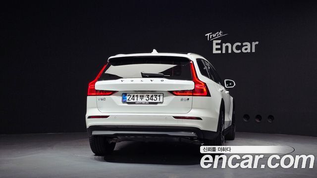 Volvo V60 Cross Country (II) B5 Ultra AWD 2025 — фото 4