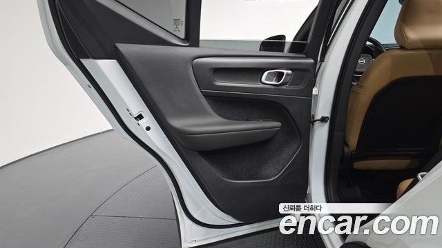 Volvo XC40 T4 Inscription 2020 — фото 25