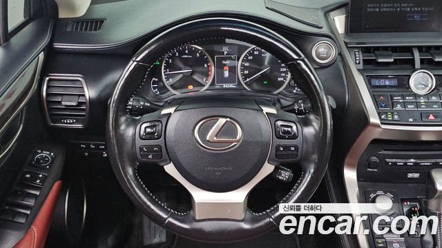 Lexus NX200t Executive 2017 — фото 12