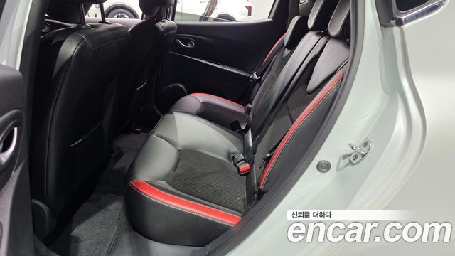 Renault Korea Clio Intens 2018 — фото 11