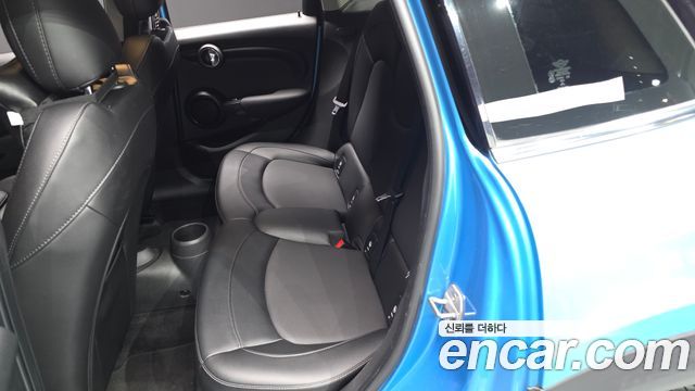 MINI Cooper 5Door Standard 3rd 2018 — фото 12