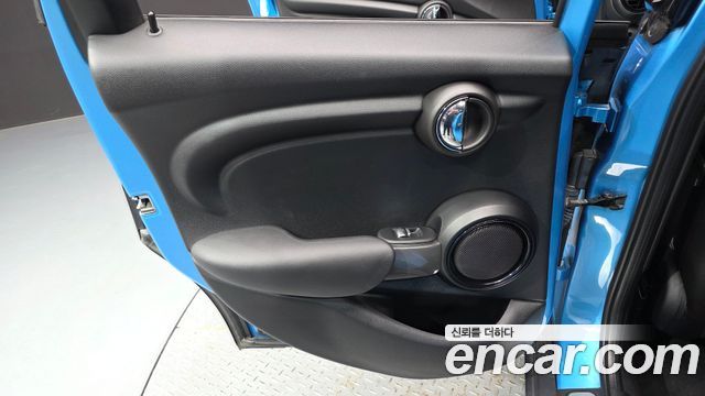 MINI Cooper 5Door Standard 3rd 2018 — фото 25