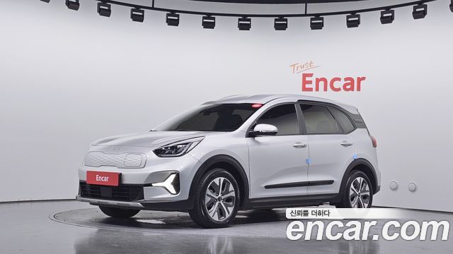 Kia Niro Plus Air 2023 — фото 1