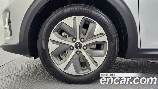 Kia Niro Plus Air 2023 — фото 5