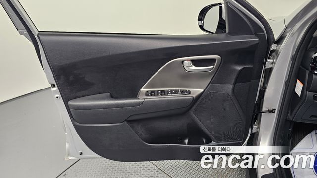 Kia Niro Plus Air 2023 — фото 24