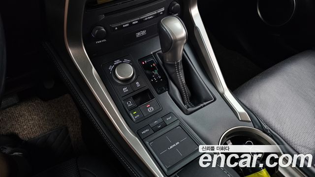 Lexus NX300h Executive 2016 — фото 9