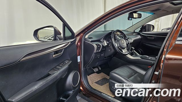 Lexus NX300h Executive 2016 — фото 10
