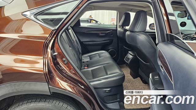 Lexus NX300h Executive 2016 — фото 12