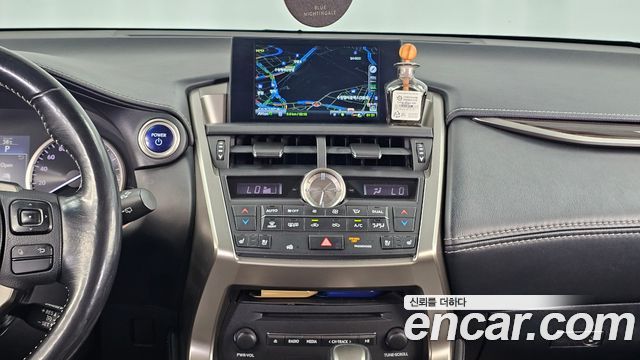 Lexus NX300h Executive 2016 — фото 14